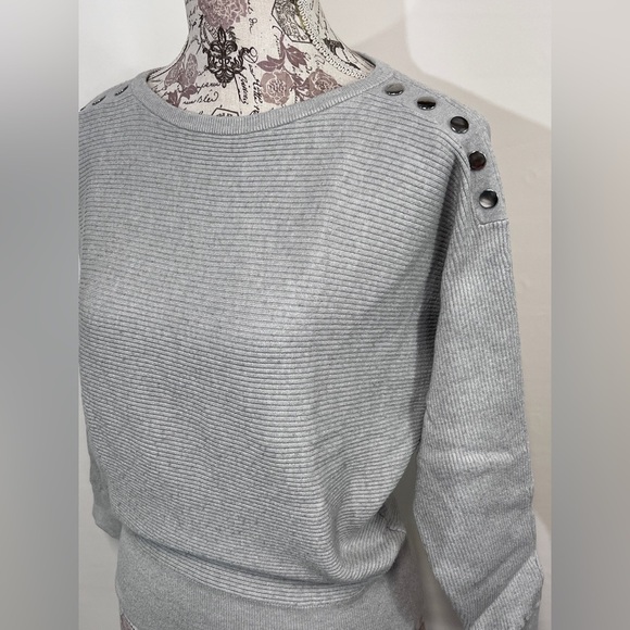 🛍️CARMEN MARC VALVO Light gray bat wing sweater size S. - Picture 4 of 12